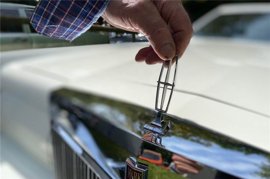 Hans-Peter Brakes (84): Sein Lincoln stand in einer Garage in St. Louis Wer braucht schon einen Mercedes-Stern? So ein Lincoln-Emblem ist doch viel besser.