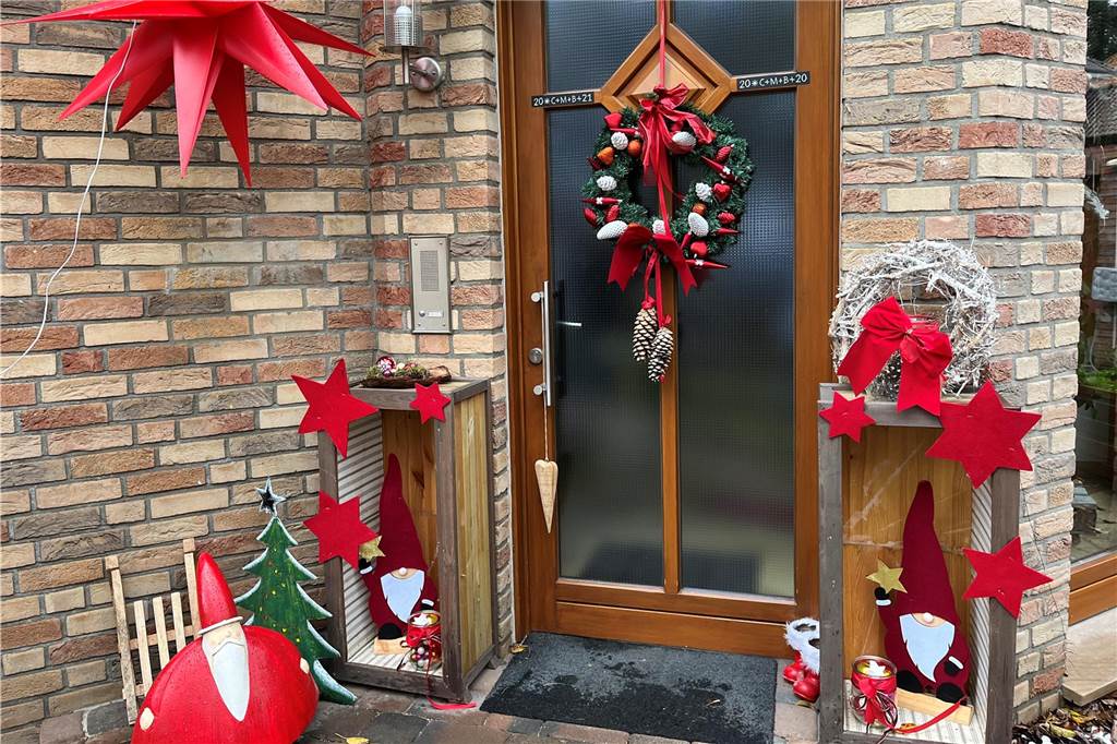 Sechs Meter hoher Weihnachtsmann im Vorgarten Wer Carsten Seidel und Olaf Wimmer im Winter besucht, merkt sofort: Hier wird gerne Weihnachten gefeiert.