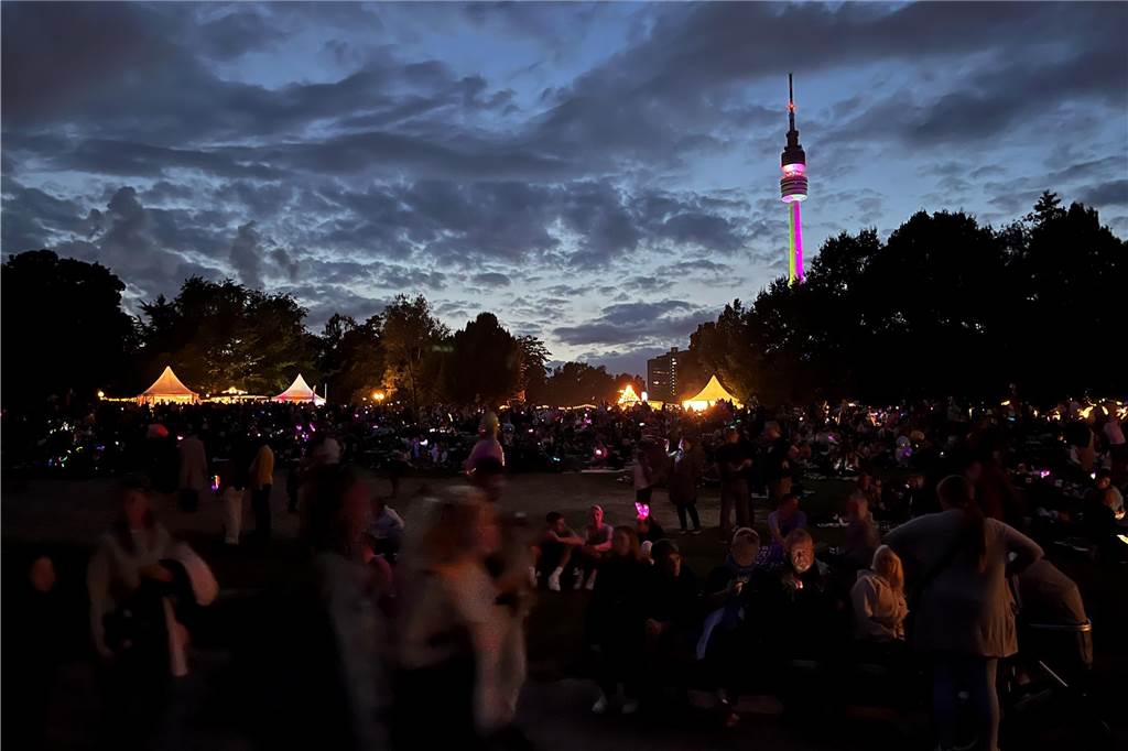 Wer das Abschlussfeuerwerk aus der Nähe sehen möchte, muss sich schon früh einen Platz auf der großen Wiese vor der Seebühne suchen.
