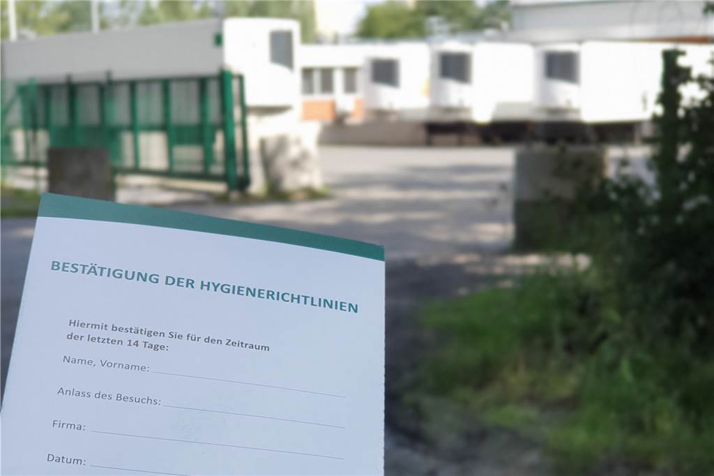 Wegen Corona: Tönnies drosselt Schlachtbetrieb in Legden Wer das Betriebsgelände des Schlachthofs in Legden betreten will, muss einen speziellen Corona-Anmeldebogen ausfüllen.