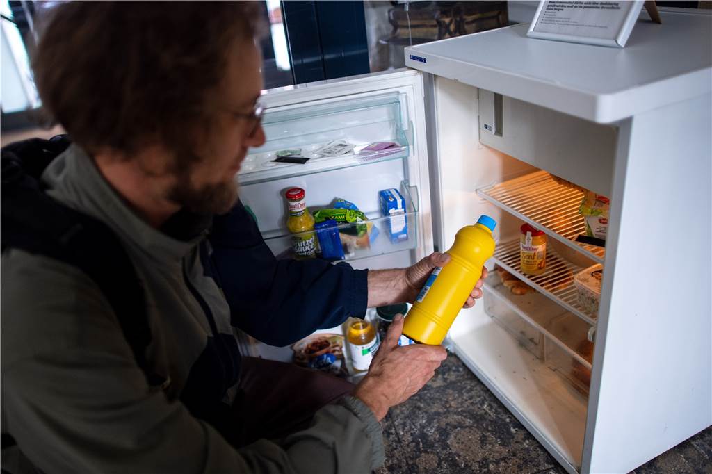 Strom sparen: Das sind die 10 größten Stromfresser im Haushalt – und so entschärft man sie Ein Mann packt Lebensmittel in einen Kühlschrank der "foodsharingstation" im Gemeindezentrum Zion.