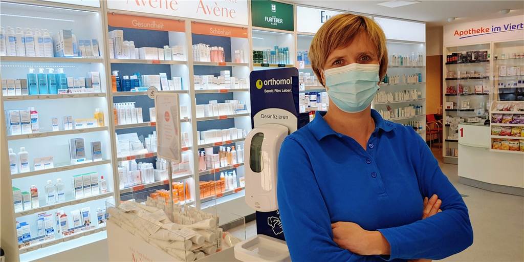 Neuer Corona-Impfstoff: Apotheken können digitalen Impfnachweis aktuell nicht ausstellen Judith Pollmann steht vor einem Regal in der Apotheke im Viertel in Dorsten.