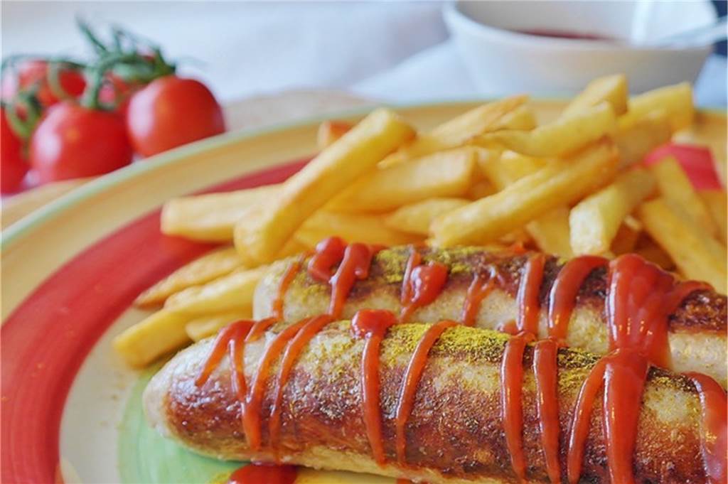Imbissbuden im Ruhrgebiet: 7x Kultstatus beim Auftischen pommes und currywurst auf einem teller
