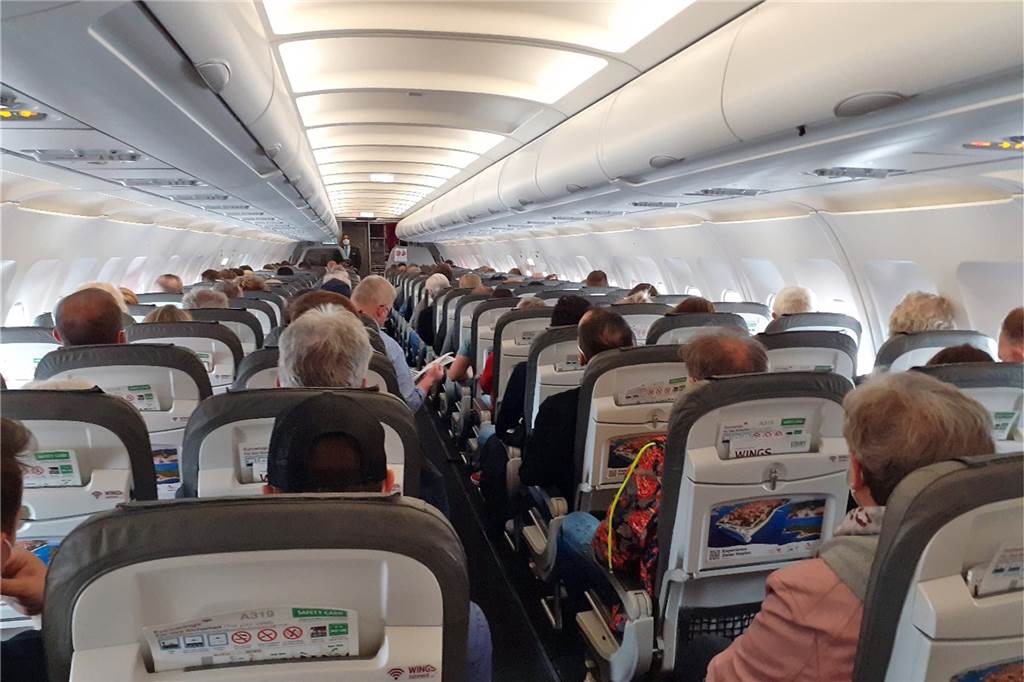 Mallorca trotz Corona: Kosten, Tests, Sperrstunde - die Regeln im Überblick Wer die Nähe zu anderem Menschen derzeit scheut, sollte auf einen Mallorca-Urlaub besser verzichten: Im Flugzeug ist von Mindestabstand nichts zu spüren.