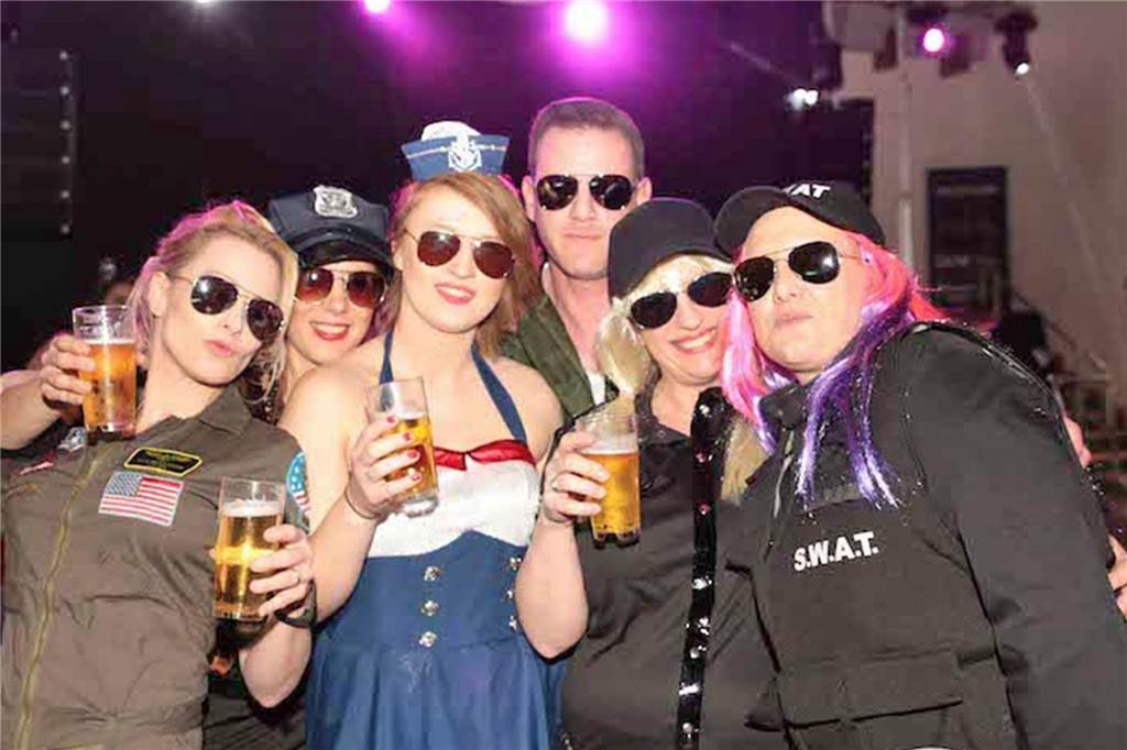 Rosenmontagsparty: Wer Karten will, muss früh am Kolpingsaal sein Wer die Rosenmontagsparty besuchen will, kann sich ab 15 Uhr Karten sichern. Einen Vorverkauf gibt es nicht.