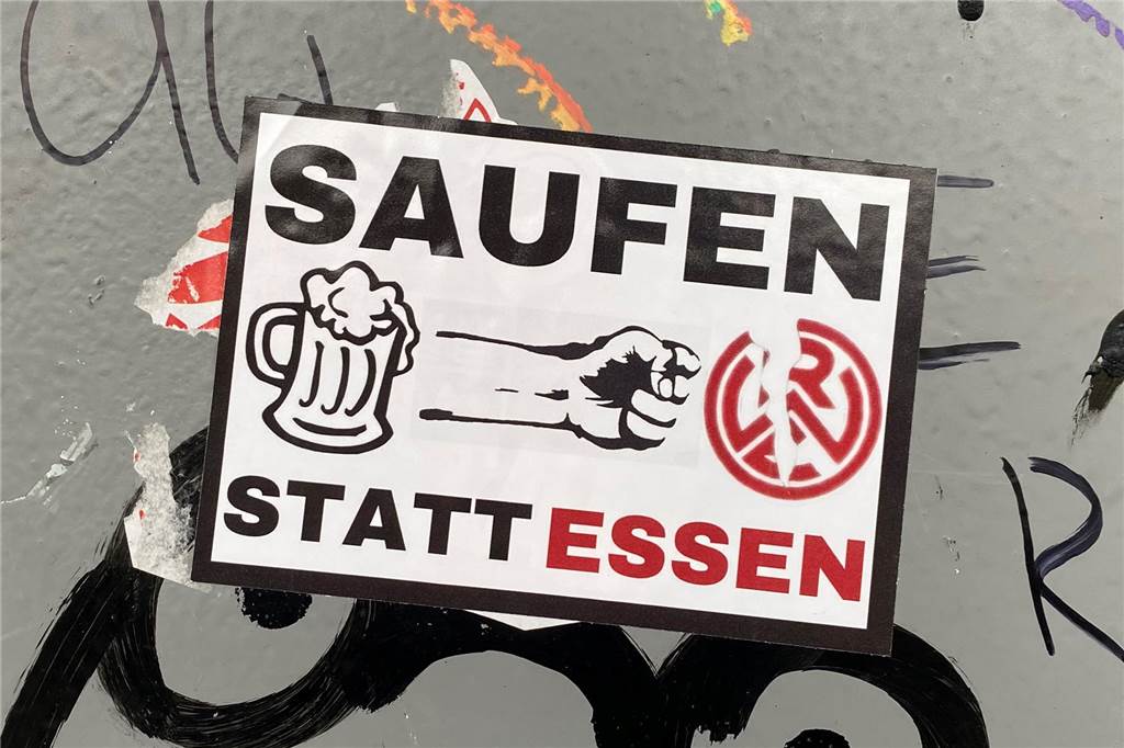 Vereine kommentieren Hass-Aufkleber: BVB, Schalke und Bochum befragt Wer diesen Sticker bestellt und aufgeklebt hat, hat eindeutig etwas gegen Rot-Weiß Essen.