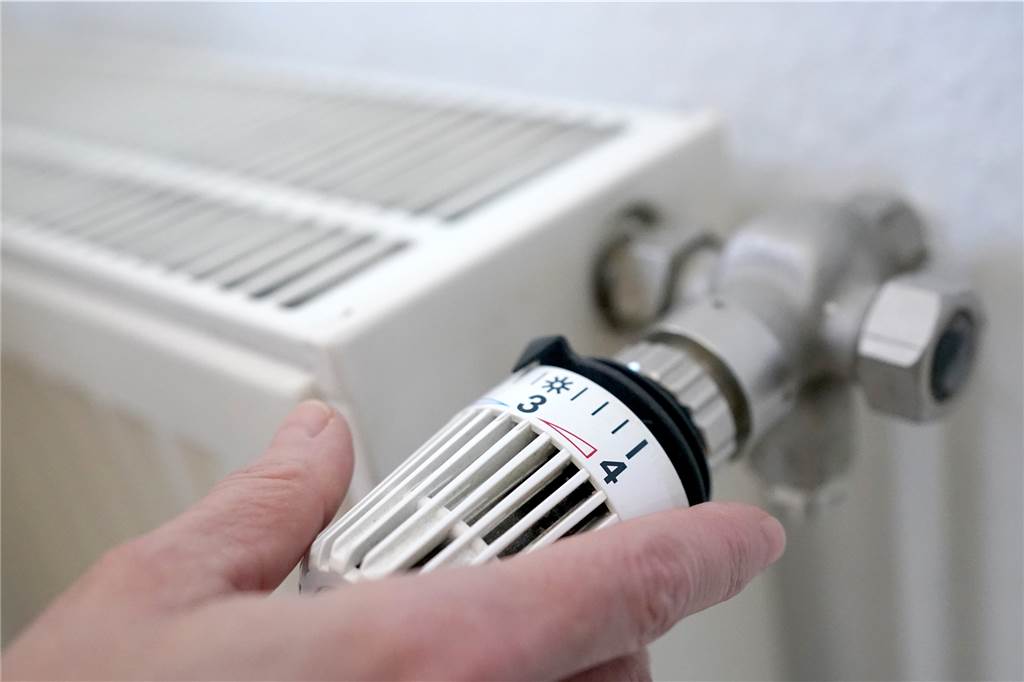 Keine Heizpflicht mehr: „Mieter müssen sicherstellen, dass kein Schimmel entsteht“ Wer dreht wie an dem Heizungsthermostat? Eine Klausel im Mietvertrag verpflichtet die meisten Dortmunder dazu, ihre Wohnung im Winter ausreichend zu heizen. So soll einer Schimmelbildung vorgebeugt werden. Ab dem 1. September wird diese Heizpflicht jedoch für ein halbes Jahr außer Kraft gesetzt. Wer nur noch bis 17 Grad statt bis 20 Grad heizt, spart laut Mieterverein fast 20 Prozent seiner Heizkosten.