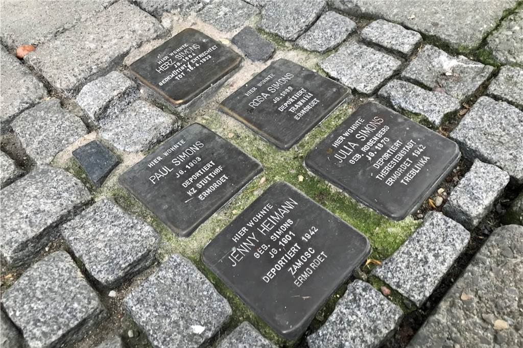 Fünf Stolperstein, die am Werner Roggenmarkt liegen.