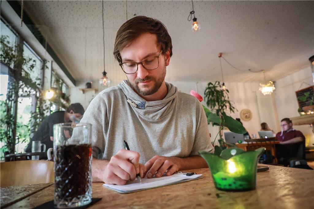 Datensammlung im Café: Anruf vom Gesundheitsamt „wäre der Supergau“ Wer ein Café, Restaurant oder ähnliches besucht, muss derzeit seine Kontaktdaten hinterlassen. So sollen Infektionsketten nachvollzogen werden können.