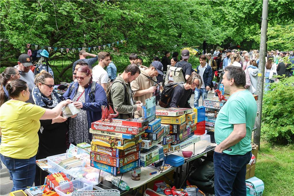 Wer ein Schnäppchen oder eine Rarität ergattern wollte, kam am Sonntag in den Westpark zum Trödelmarkt. Aber auch einfach nur Schlendern und Schauen waren erlaubt.