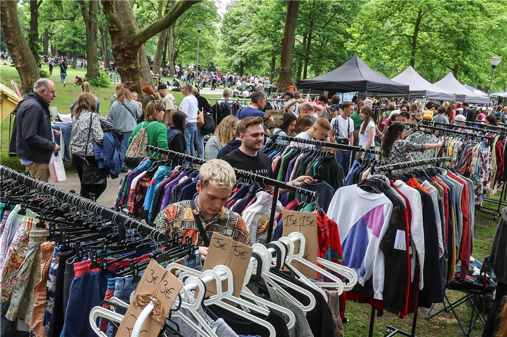 Wer ein Schnäppchen oder eine Rarität ergattern wollte, kam am Sonntag in den Westpark zum Trödelmarkt. Aber auch einfach nur Schlendern und Schauen waren erlaubt.