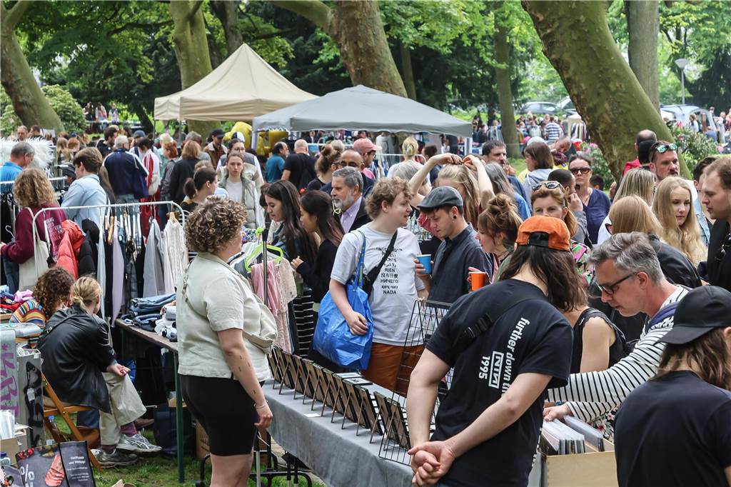 Wer ein Schnäppchen oder eine Rarität ergattern wollte, kam am Sonntag in den Westpark zum Trödelmarkt. Aber auch einfach nur Schlendern und Schauen waren erlaubt.