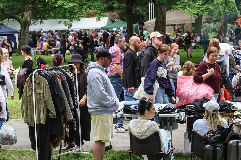 Wer ein Schnäppchen oder eine Rarität ergattern wollte, kam am Sonntag in den Westpark zum Trödelmarkt. Aber auch einfach nur Schlendern und Schauen waren erlaubt.