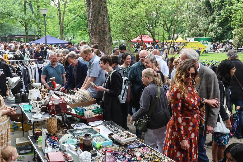 Wer ein Schnäppchen oder eine Rarität ergattern wollte, kam am Sonntag in den Westpark zum Trödelmarkt. Aber auch einfach nur Schlendern und Schauen waren erlaubt.