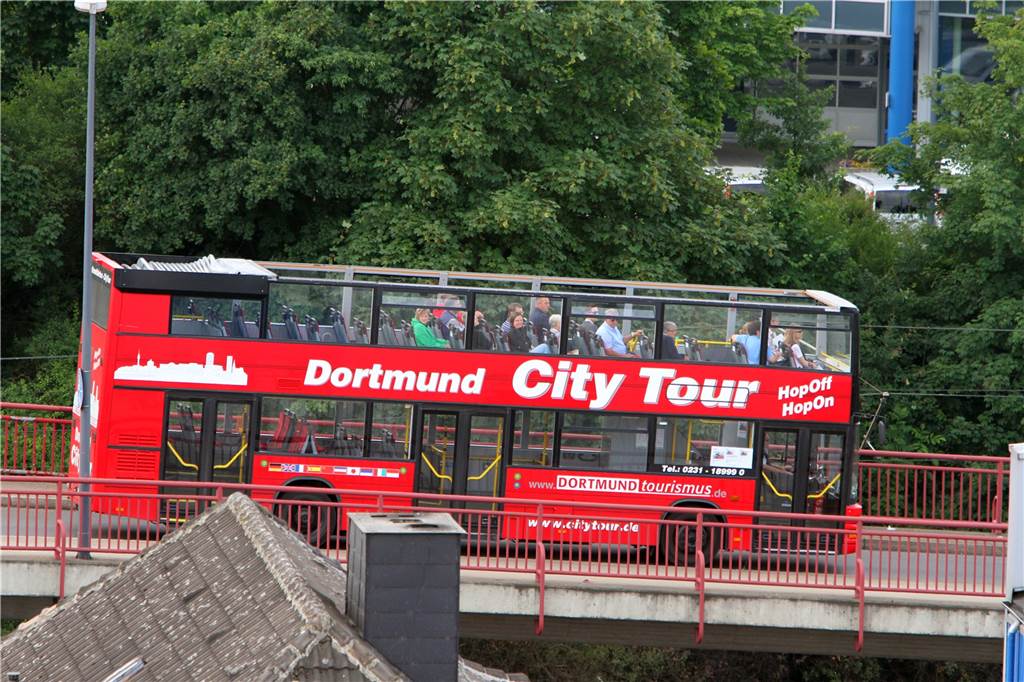 Wer eine Stadtrundfahrt im roten Hop-on-hop-off-Bus mitmacht, kann sich die Erläuterungen per Audio-Guide in zwölf Sprachen anhören.