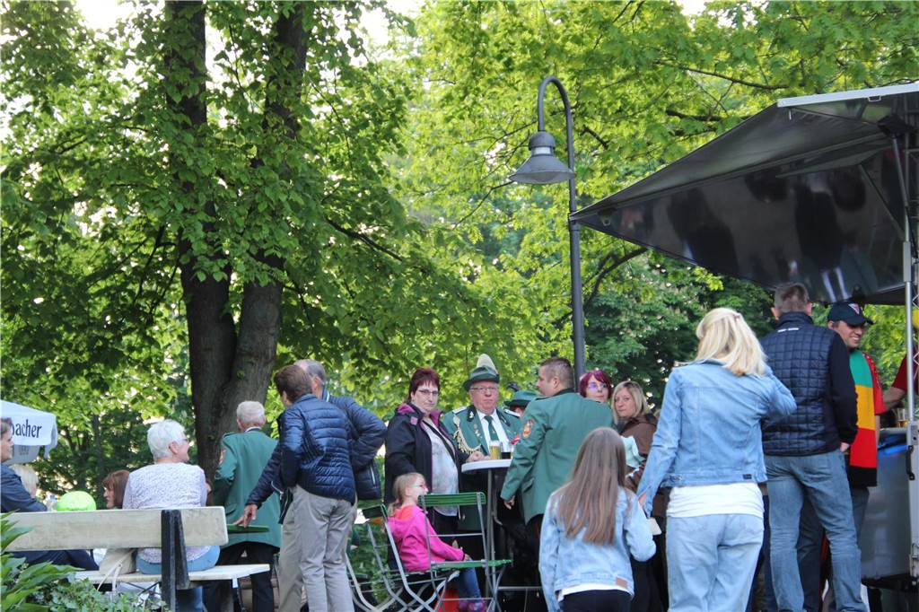 Wer einen Abendspaziergang durch den Stadtpark gemacht hat, konnte vom Ufer des Stadtsees aus schon das Fest sehen. 