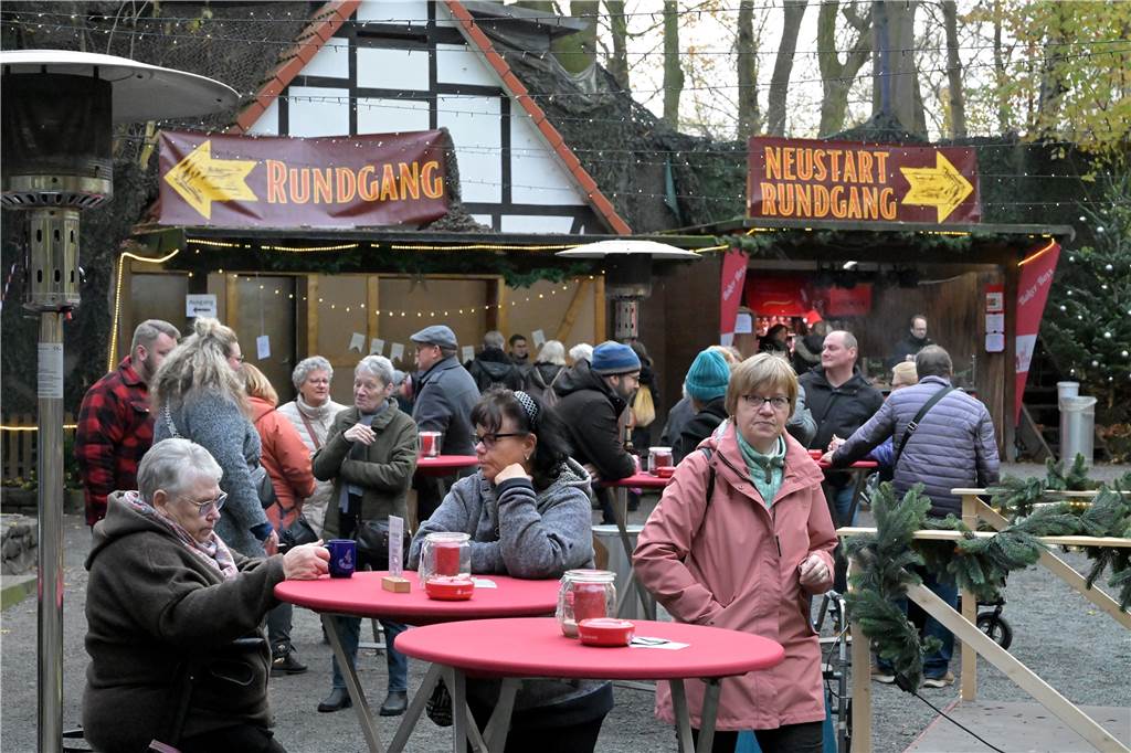 Wer einen guten Überblick über den Adventsmarkt bekommen will, macht einen Rundgang.