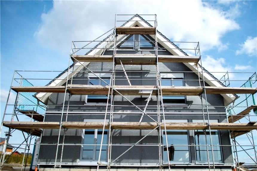 Beim Hausbau ans Alter denken Wer ein Haus baut, sollte sich überlegen, ob eine Treppe an der Eingangstür notwendig ist oder nicht. Foto: Hauke-Christian Dittrich