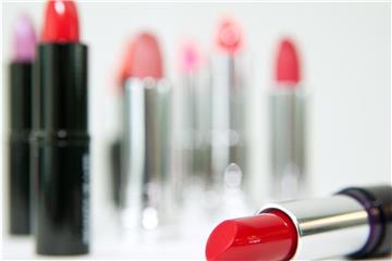 Wer erreichen möchte, dass der Lippenstift lange hält, der trägt zunächst eine Base auf. Foto: Andrea Warnecke