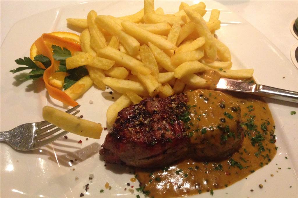 Das Steakhaus Ambiente besticht mit Flair Wer es gerne pfeffrig-scharf mag, der sollte das Rumpsteak Madagaskar wählen. Da bleibt kein Wunsch offen.