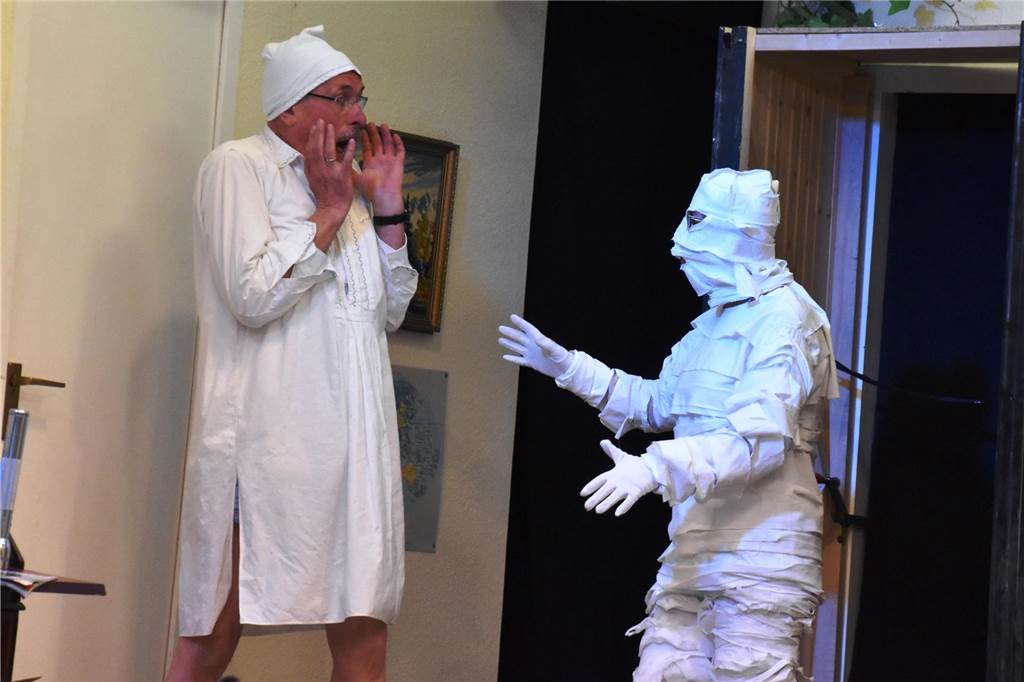 Wer eschreckt wen? Horst Riehl als Waldi und Ute Rehkopp als Mumie.