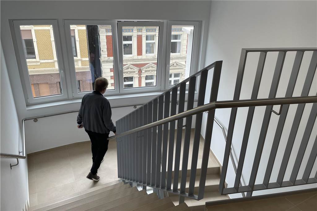 Wer fit ist, kann anstelle des Aufzugs das Treppenhaus mit seinen großen Fenstern Richtung Einkaufsstraße nutzen.