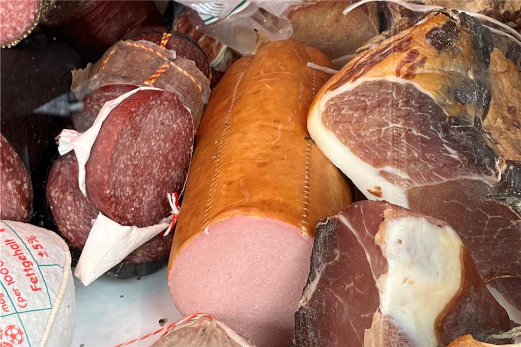 Es gibt viele verschiedene Wurstsorten und Schinken.