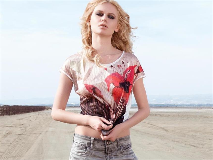 Mit Statements glänzen: Motivshirts fallen auf Wer florale Motive bevorzugt, kann in diesem Sommer von einer breiten Auswahl profitieren, hier ein Shirt von Gang (ca. 50 Euro). Foto: Gang