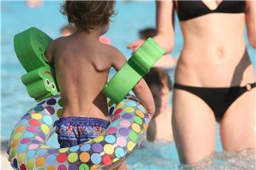 Wer Fotos vom Familienurlaub ins Internet stellt, sollte gut prüfen, was darauf zu sehen ist. Foto: Sophia Weimer/dpa