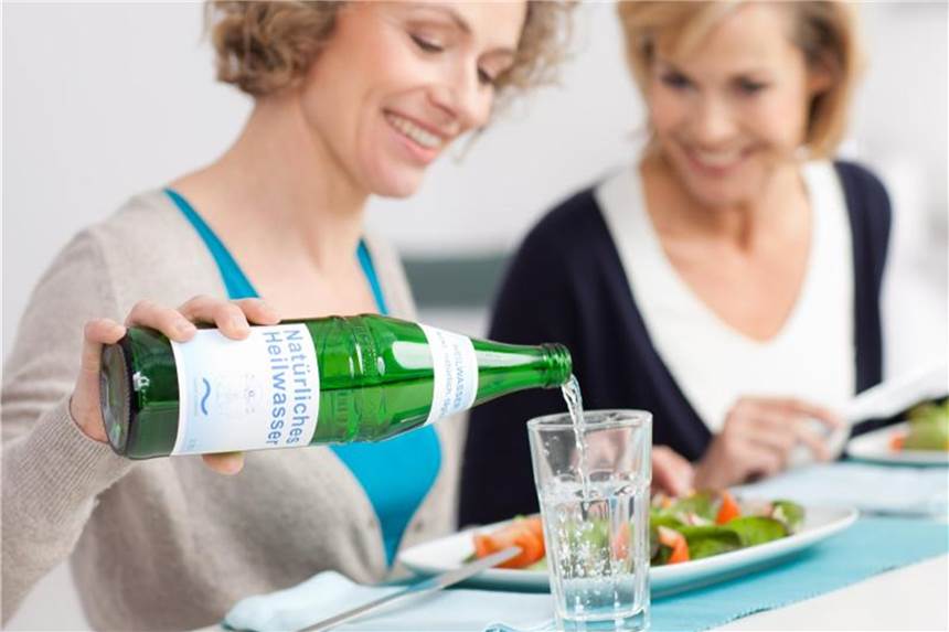Was es mit Heilwasser auf sich hat Wer gesund ist, kann Heilwasser nach Belieben trinken. Kranke Menschen sprechen besser vorher mit ihrem Arzt. Foto: Informationsbüro Heilwasser