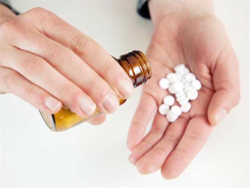 Cortison - Segen und Fluch eines hochwirksamen Medikaments Wer Glucocorticoide in Tablettenform nimmt, muss einiges beachten. Die Dosis sollte so niedrig wie möglich gehalten werden. Außerdem braucht der Körper viel Kalzium und ausreichend Vitamin D. Foto: Kai Remmers/dpa-tmn