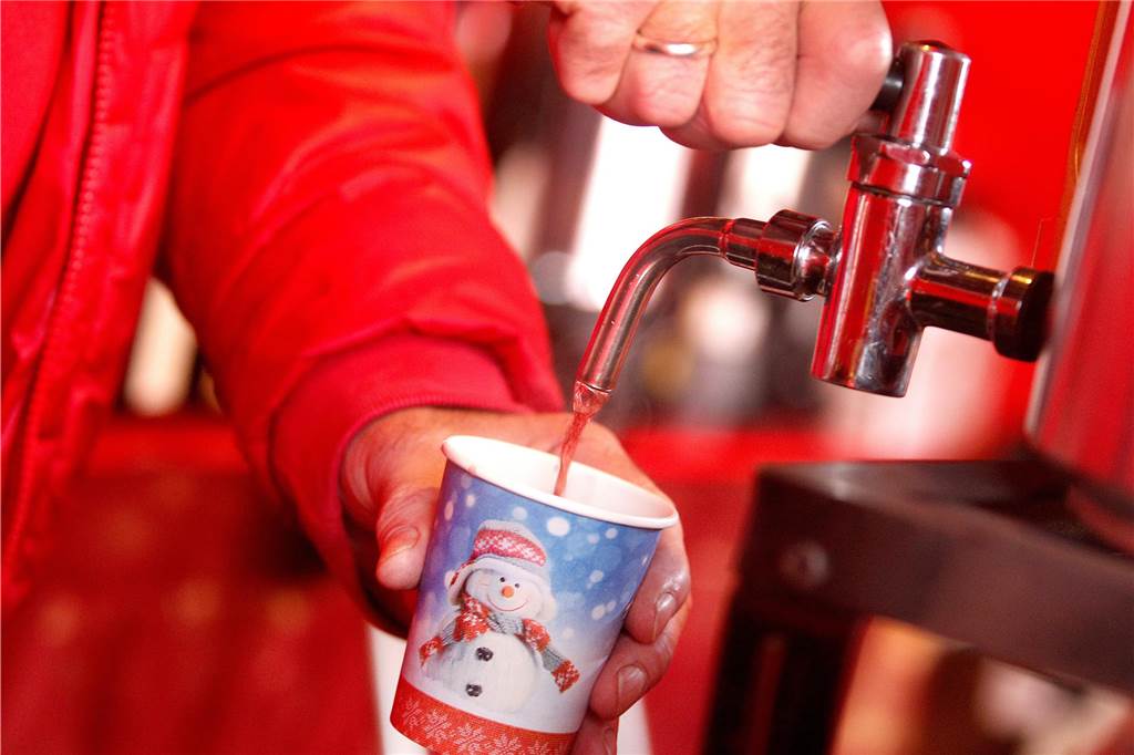 Weihnachtsmärkte 2023 im Münsterland, Ruhrgebiet und den Niederlanden Glühwein wird in einen Becher abgefüllt