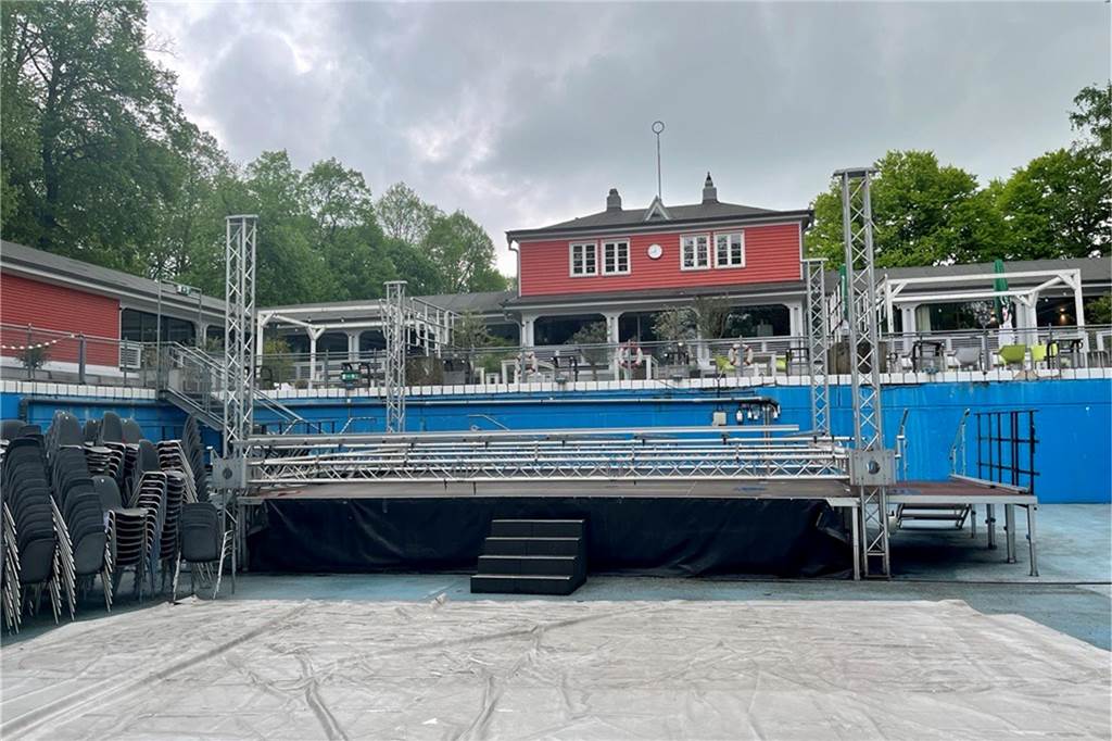 WLT präsentiert „Bühne raus“: Programm, Gastronomie und Toiletten WLT-Bühne im Schwimmbecken des Parkbad Süd in Castrop-Rauxel