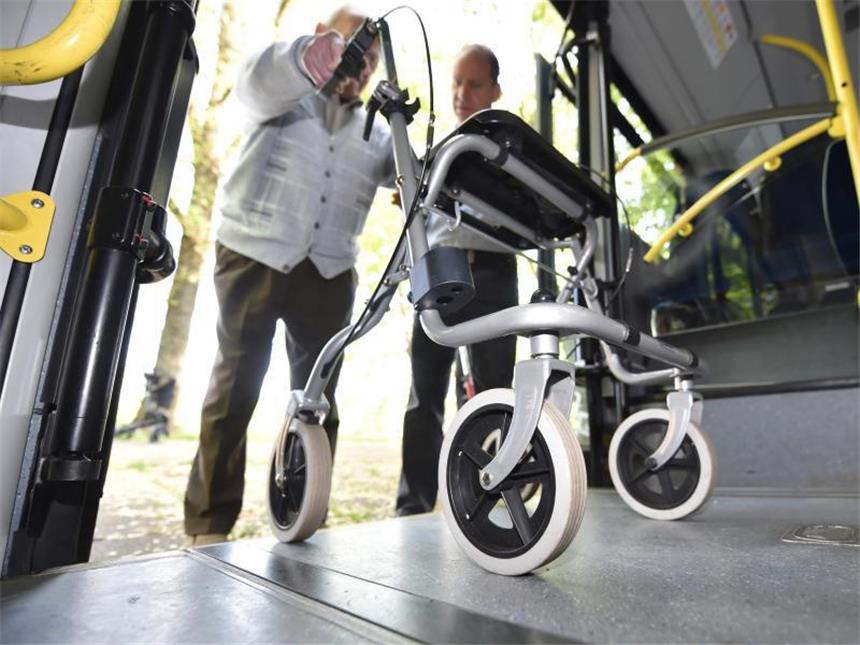 Richtig gehen mit Rädern: Den passenden Rollator finden Wer häufig mit dem Bus fährt, wählt am besten einen Rollator, der leicht zu falten ist. Foto: Uli Deck