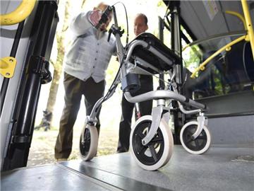 Wer häufig mit dem Bus fährt, wählt am besten einen Rollator, der leicht zu falten ist. Foto: Uli Deck