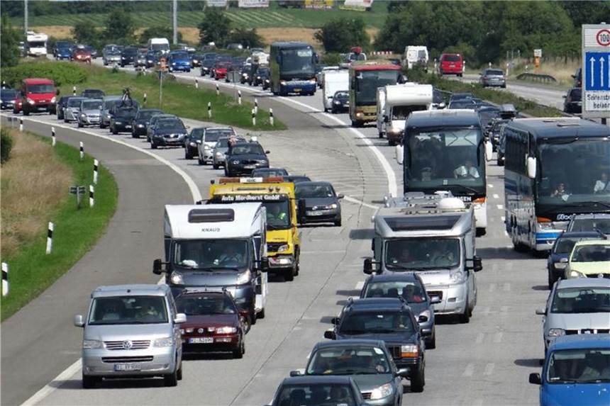 Wer hat hier Vorfahrt? Bei Stop-and-go-Verkehr an der Autobahn-Auffahrt gilt das Gebot der gegenseitigen Rücksichtnahme. Foto: Daniel Friedrich