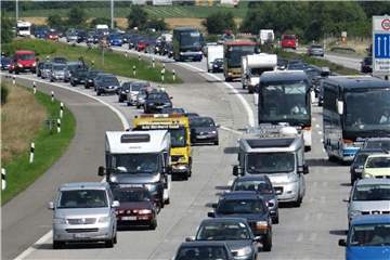 Wer hat hier Vorfahrt? Bei Stop-and-go-Verkehr an der Autobahn-Auffahrt gilt das Gebot der gegenseitigen Rücksichtnahme. Foto: Daniel Friedrich