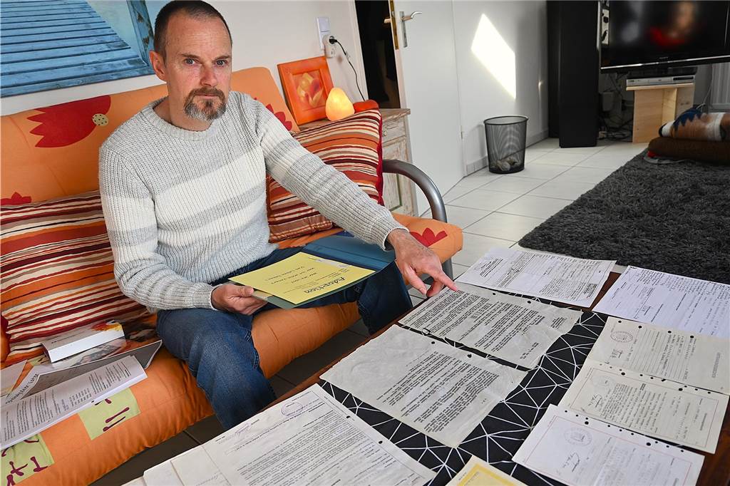 Heiko Friedrich hat eine Selbsthilfegruppe für Adoptierte gegründet Heiko Friedrich aus Dortmund-Lichtendorf sitzt an einem Tisch. Vor ihm liegen zahlreiche Urkunden, die mit seine Adoption zusammenhängen.
