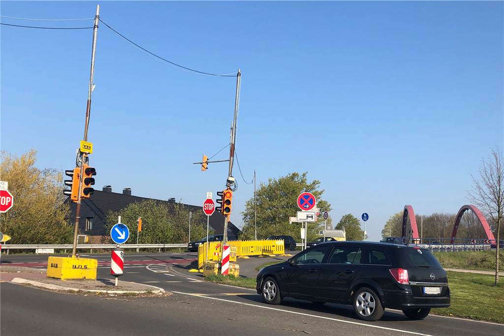 Warum steht diese Baustellenampel an der Wartburgstraße schon seit drei Jahren? Wer hier nach rechts abbiegen wollte kam oft mit Fahrradfahrern ins Gehege. Das löste der Kreis mit einer provisorischen Ampel und Baustellenbaken.