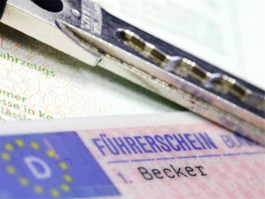 Führerscheindiebstahl im Ausland: Was tun? Wer im Ausland bei einer Verkehrskontrolle keinen Führerschein vorweisen kann, muss mit einem Bußgeld rechen. Foto: Marius Becker/dpa