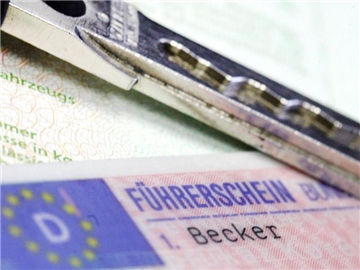 Wer im Ausland bei einer Verkehrskontrolle keinen Führerschein vorweisen kann, muss mit einem Bußgeld rechen. Foto: Marius Becker/dpa