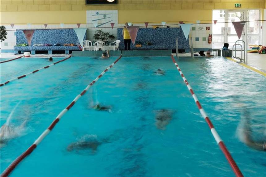 Auch Bauarbeiter sollten in der Freizeit Sport treiben Wer im Beruf seine Knie viel belastet, sollte in seiner Freizeit gelenkschonende Sportarten wie Schwimmen machen. Foto: Sebastian Willnow