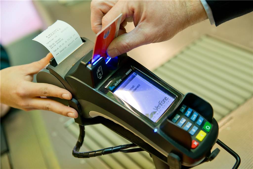 Geld abheben an Supermarktkassen: Vorteile für Verbraucher und Einzelhändler Wer im Supermarkt mit der Karte zahlt, kann im Anschluss Bargeld abheben.
