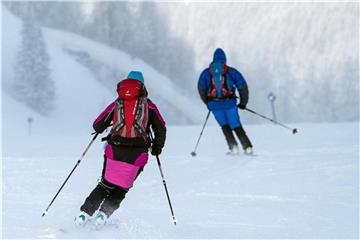 Wer im Frühjahr noch auf der Piste unterwegs sein möchte, sollte seiner Skier öfter wachsen. Foto: Lino Mirgeler