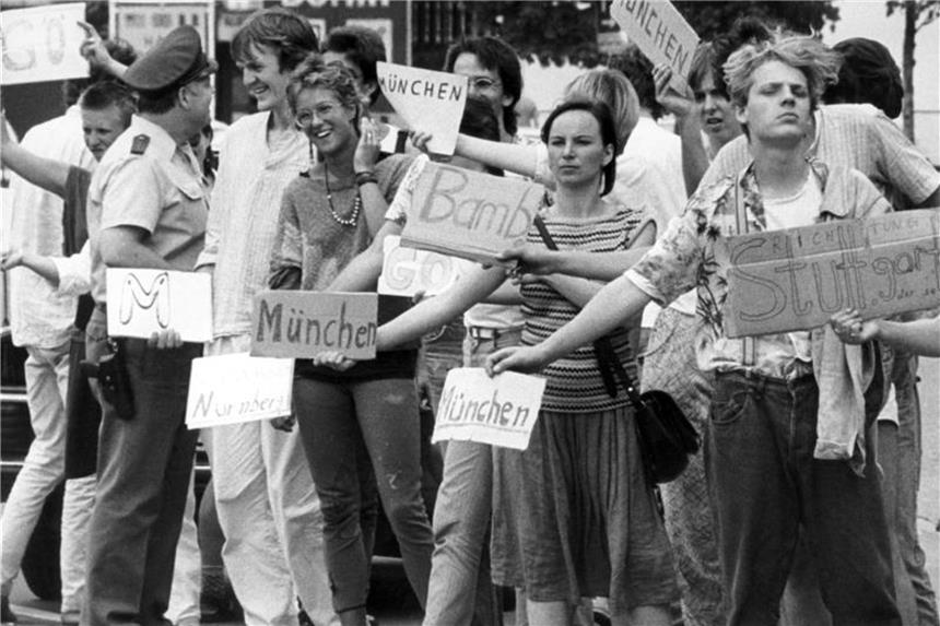 Wer in den 1980er Jahren aus Berlin wegwollte, stellte sich einfach an den Straßenrand. Hier warten Tramper am Kontrollpunkt Dreilinden auf eine Mitfahrgelegenheit nach Westdeutschland. Foto: Roland Holschneider