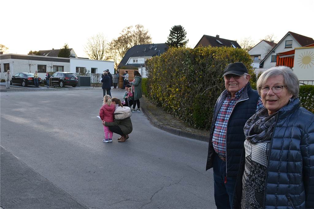 Nachbarn „treffen“ sich zum Gemeinschaftssingen auf ihren Balkonen (mit Video) Wer in den Wendehammer kommt, achtet auf die körperliche Distanz. Die soziale hebt das Singen auf.