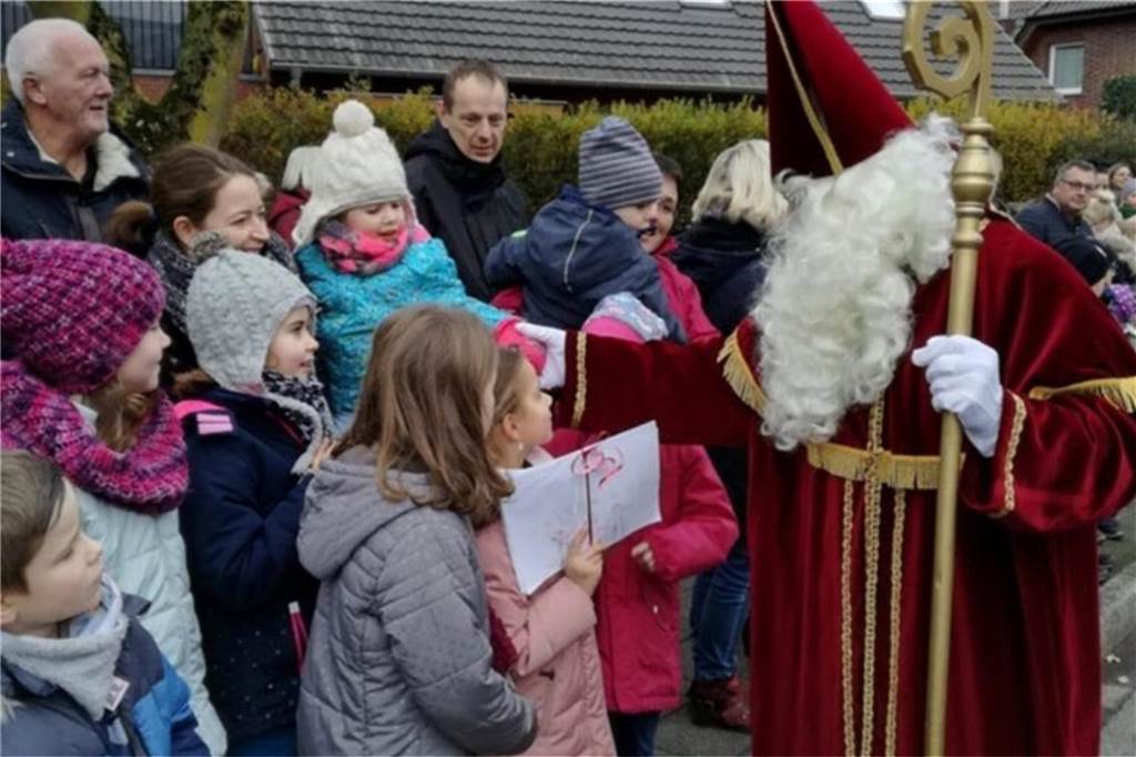 Nikolausumzug: Heeker Löschzug möchte für strahlende Kinderaugen sorgen Nikolausumzug in Heek