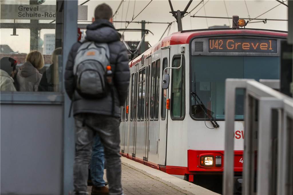 Deutschlandticket: Keine neuen Karten, sondern recycelte für Neukunden Wer in Dortmunds Stadtbahnen mit dem Deutschlandticket unterwegs ist, hat vielleicht ein Provisorium der kleinen Checkkarte dabei.
