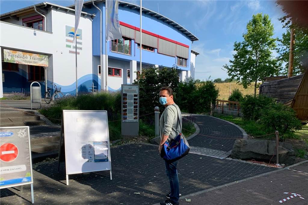 Wer ins Atlantis möchte, muss einen kleinen Umweg gehen. Markierungen auf dem Pflaster weisen den Weg.