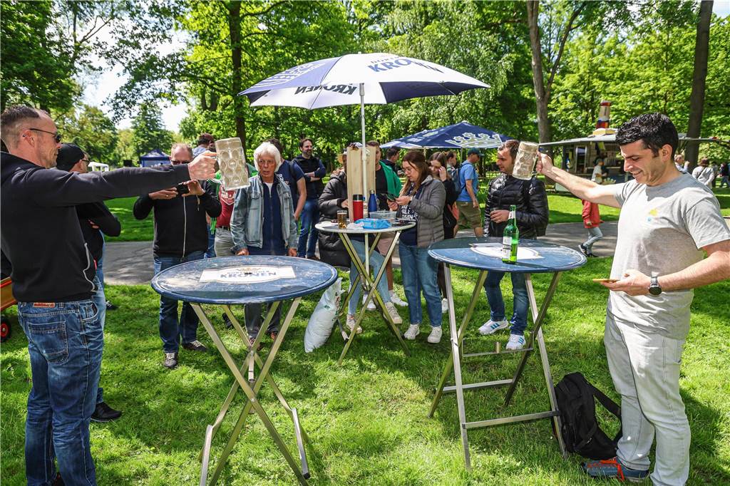 Wer kann den mit Sand gefüllten Bierkrug am längsten halten?